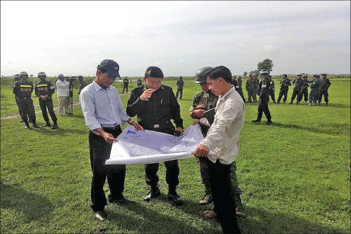 Quan chức Campuchia kiểm tra biên giới với Việt Nam. Quan chức Campuchia kiểm tra biên giới với Việt Nam.