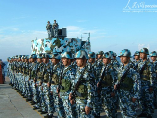Lính Trung Quốc đồn trú bất hợp pháp trên đá Chữ Thập trong quần đảo Trường Sa thuộc chủ quyền Việt Nam. Lính Trung Quốc đồn trú bất hợp pháp trên đá Chữ Thập trong quần đảo Trường Sa thuộc chủ quyền Việt Nam.