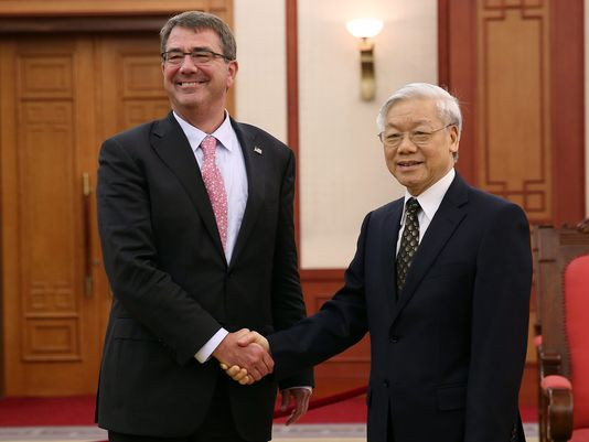 Tổng bí thư Nguyễn Phú Trọng tiếp Bộ trưởng Quốc phòng Mỹ Ash Carter. Tổng bí thư Nguyễn Phú Trọng tiếp Bộ trưởng Quốc phòng Mỹ Ash Carter.