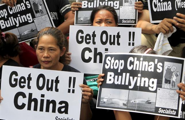 Người dân Philippines biểu tình phản đối Trung Quốc bành trướng Biển Đông. Ảnh: Reuters. Người dân Philippines biểu tình phản đối Trung Quốc bành trướng Biển Đông. Ảnh: Reuters.