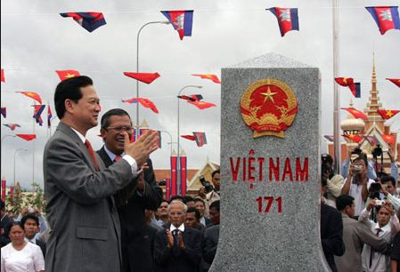 Thủ tướng Nguyễn Tấn Dũng và Thủ tướng Campuchia Hun Sen trong lễ cắt băng khánh thành cột mốc biên giới số 171. Ảnh: China Daily. Thủ tướng Nguyễn Tấn Dũng và Thủ tướng Campuchia Hun Sen trong lễ cắt băng khánh thành cột mốc biên giới số 171. Ảnh: China Daily.