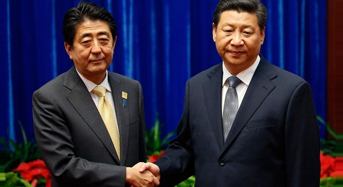Ông Tập Cận Bình tiếp ông Shinzo Abe sang dự hội nghị APEC năm ngoái tại Bắc Kinh. Ảnh: Reuters. Ông Tập Cận Bình tiếp ông Shinzo Abe sang dự hội nghị APEC năm ngoái tại Bắc Kinh. Ảnh: Reuters.