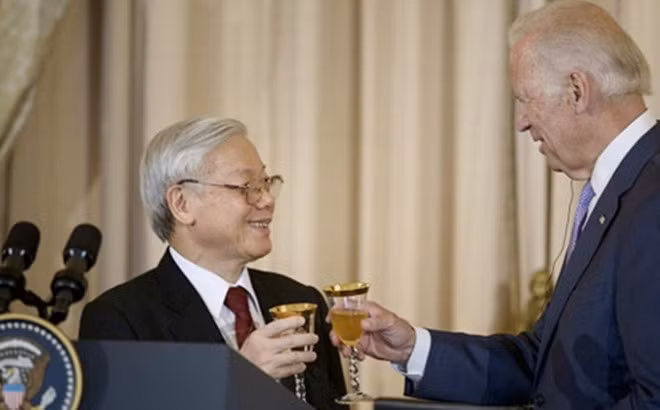 Tổng bí thư Nguyễn Phú Trọng và Phó Tổng thống Hoa Kỳ Joe Biden nâng ly chúc mừng sau khi ông Biden lẩy Kiều kết thúc bài phát biểu chào mừng.