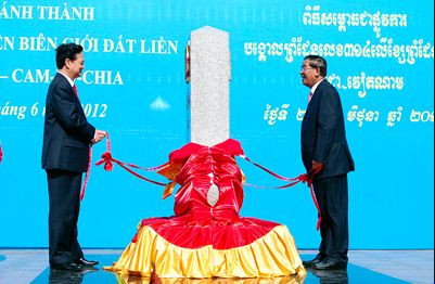 Thủ tướng Nguyễn Tấn Dũng và Thủ tướng Campuchia Hun Sen tại lễ cắt băng khánh thành cột mốc 314. Ảnh: VGP. Thủ tướng Nguyễn Tấn Dũng và Thủ tướng Campuchia Hun Sen tại lễ cắt băng khánh thành cột mốc 314. Ảnh: VGP.