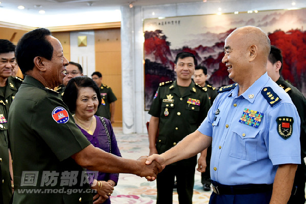Ông Hứa Kỳ Lượng, Phó Chủ tịch Quân ủy trung ương Trung Quốc tiếp Bộ trưởng Quốc phòng Campuchia. Ảnh: MOV. Ông Hứa Kỳ Lượng, Phó Chủ tịch Quân ủy trung ương Trung Quốc tiếp Bộ trưởng Quốc phòng Campuchia. Ảnh: MOV.