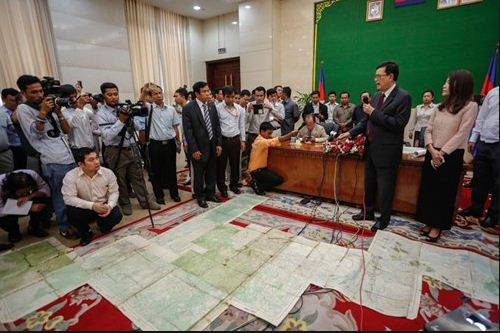 Ông Var Kim Hong giới thiệu về 26 mảnh bản đồ Bonnes. Ảnh: The Cambodia Daily. Ông Var Kim Hong giới thiệu về 26 mảnh bản đồ Bonnes. Ảnh: The Cambodia Daily.