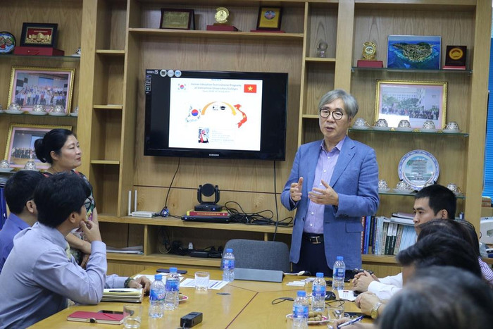 Ông Jung Keun Kim- Giám đốc điều hành công ty ISEP Korea trình bày tại tọa đàm. Ảnh: Đỗ Thơm Ông Jung Keun Kim- Giám đốc điều hành công ty ISEP Korea trình bày tại tọa đàm. Ảnh: Đỗ Thơm