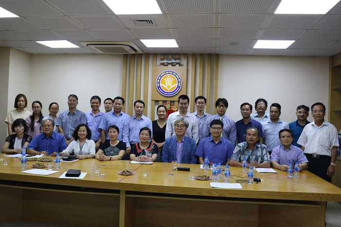 Các đại biểu tham dự tọa đàm chụp ảnh lưu niệm. Ảnh: Đỗ Thơm Các đại biểu tham dự tọa đàm chụp ảnh lưu niệm. Ảnh: Đỗ Thơm