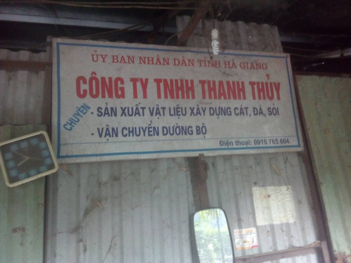 Sau hơn 1 năm ngày xảy ra vụ việc, tài sản của công ty Thanh Thủy vẫn nằm trên đất của bà Nhiệu. (Ảnh: LC) Sau hơn 1 năm ngày xảy ra vụ việc, tài sản của công ty Thanh Thủy vẫn nằm trên đất của bà Nhiệu. (Ảnh: LC)