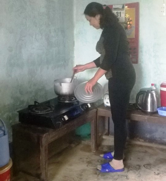 Đồng lương tuy ít ỏi nhưng cô Hương vẫn san sẻ để các con không bị đói. Đồng lương tuy ít ỏi nhưng cô Hương vẫn san sẻ để các con không bị đói.