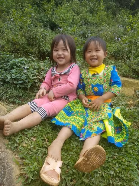 Ánh mắt trẻ thơ, nụ cười hồn nhiên của các em đã khiến các thầy, các cô quên đi mệt mỏi. (Ảnh: LC)