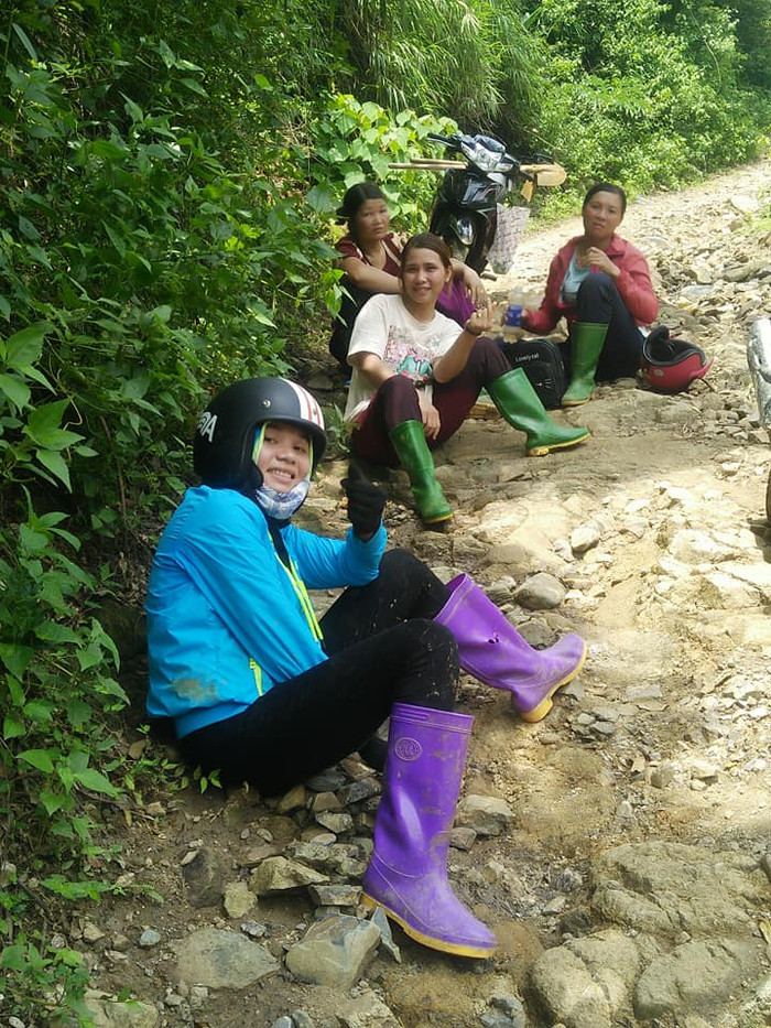 Nụ cười vẫn nở trên môi các thầy cô dù đường đến trường phải mang theo... cuốc, xẻng để đào đường. (Ảnh: LC)