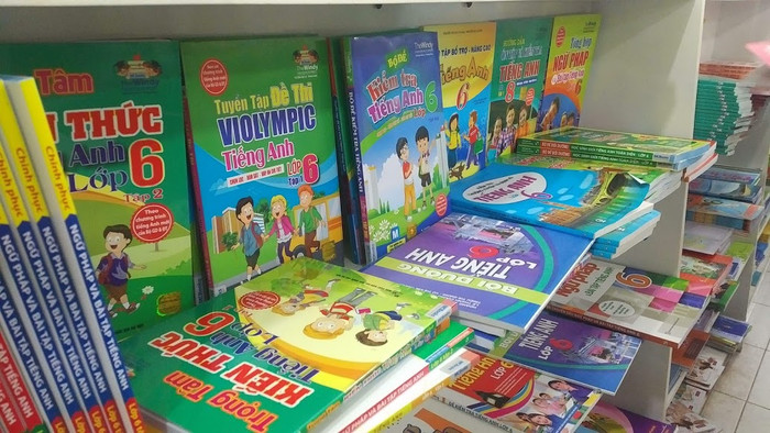 Sách giáo khoa có thể thiếu nhưng sách tham khảo thì nhiều không kể xiết. (Ảnh: LC) Sách giáo khoa có thể thiếu nhưng sách tham khảo thì nhiều không kể xiết. (Ảnh: LC)
