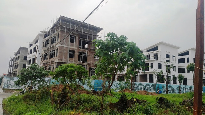 Khu biệt thự từng bị Ủy ban nhân dân quận Long Biên ra quyết định xử phạt nhưng Sở Xây dựng lại cấp phép sau gần 1 năm. (Ảnh: LC) Khu biệt thự từng bị Ủy ban nhân dân quận Long Biên ra quyết định xử phạt nhưng Sở Xây dựng lại cấp phép sau gần 1 năm. (Ảnh: LC)