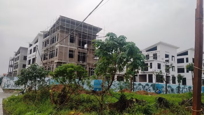 Khu biệt thự từng bị Ủy ban nhân dân quận Long Biên ra quyết định xử phạt nhưng Sở Xây dựng lại cấp phép sau gần 1 năm. (Ảnh: LC)