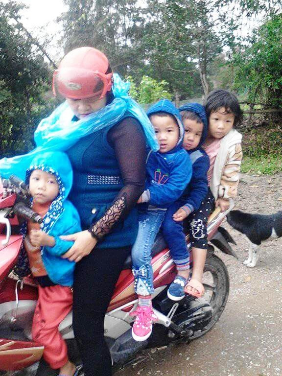 Cảnh thường ngày của cô giáo Hoàng Thị Hương, những đứa trẻ cứ bám theo cô mà lớn lên từng ngày. Cảnh thường ngày của cô giáo Hoàng Thị Hương, những đứa trẻ cứ bám theo cô mà lớn lên từng ngày.