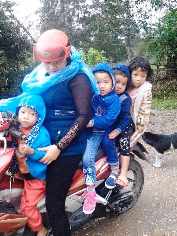 Cảnh thường ngày của cô giáo Hoàng Thị Hương, những đứa trẻ cứ bám theo cô mà lớn lên từng ngày. Cảnh thường ngày của cô giáo Hoàng Thị Hương, những đứa trẻ cứ bám theo cô mà lớn lên từng ngày.