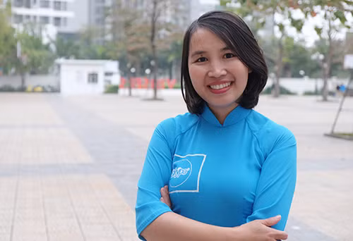 Cô Trần Thị Thúy - cô giáo trường làng, giáo viên dạy tiếng Anh tại trường Trung học phổ thông Đức Hợp (xã Đức Hợp, Kim Động, Hưng Yên) được vinh danh top 50 Giáo viên toàn cầu. (Ảnh: VNE)