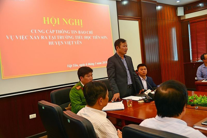 Ngày 06/3/2019, tại trụ sở Ủy ban nhân dân huyện Việt Yên đã tổ chức thông cáo báo chí về vụ việc giáo viên D.T.M, Trường tiểu học Tiên Sơn, huyện Việt Yên, tỉnh Bắc Giang nghi có hành vi xâm phạm học sinh. Ảnh: Công Tiến Ngày 06/3/2019, tại trụ sở Ủy ban nhân dân huyện Việt Yên đã tổ chức thông cáo báo chí về vụ việc giáo viên D.T.M, Trường tiểu học Tiên Sơn, huyện Việt Yên, tỉnh Bắc Giang nghi có hành vi xâm phạm học sinh. Ảnh: Công Tiến
