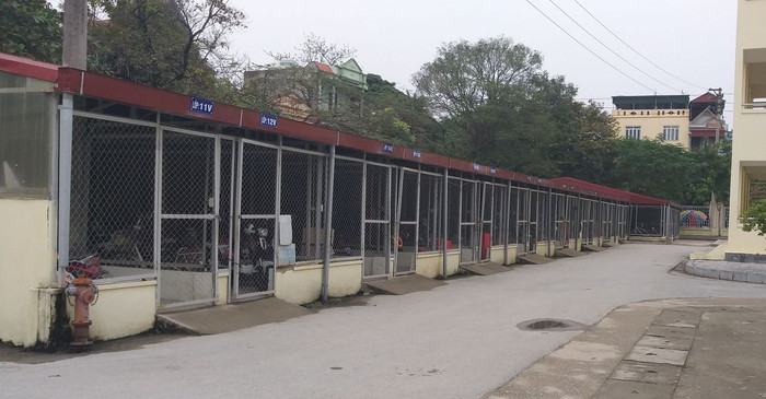 Ngân sách nhà nước đã đầu tư xây dựng nhà giữ xe đạp cho học sinh để tự bảo quản tài sản theo lớp, thế nhưng nhà trường vẫn thu khoản tiền phí trông giữ xe. (Ảnh: An Nguyên) Ngân sách nhà nước đã đầu tư xây dựng nhà giữ xe đạp cho học sinh để tự bảo quản tài sản theo lớp, thế nhưng nhà trường vẫn thu khoản tiền phí trông giữ xe. (Ảnh: An Nguyên)