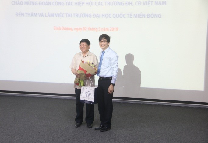 Phó Giáo sư, Tiến sĩ Trần Xuân Nhĩ – Phó Chủ tịch Hiệp hội chia sẻ với Trường Đại học Quốc tế Miền Đông. (Ảnh: eiu.edu.vn) Phó Giáo sư, Tiến sĩ Trần Xuân Nhĩ – Phó Chủ tịch Hiệp hội chia sẻ với Trường Đại học Quốc tế Miền Đông. (Ảnh: eiu.edu.vn)