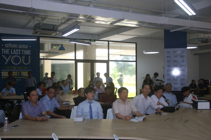 Đoàn nghe giới thiệu về Vườn ươm doanh nghiệp Becamex (BBI) (Ảnh: eiu.edu.vn) Đoàn nghe giới thiệu về Vườn ươm doanh nghiệp Becamex (BBI) (Ảnh: eiu.edu.vn)