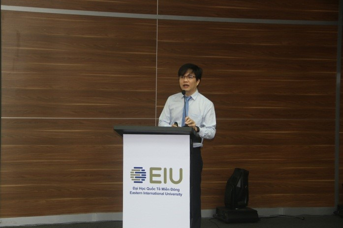 Tiến sĩ Ngô Minh Đức – Phó Hiệu trưởng trường Đại học quốc tế Miền Đông giới thiệu về Trường. (Ảnh: eiu.edu.vn) Tiến sĩ Ngô Minh Đức – Phó Hiệu trưởng trường Đại học quốc tế Miền Đông giới thiệu về Trường. (Ảnh: eiu.edu.vn)