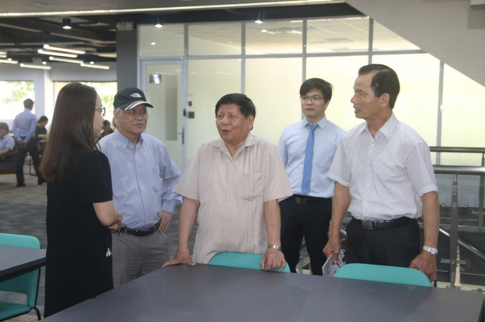 Đoàn tham quan Thư viện Trường Đại học Quốc tế Miền Đông (Ảnh: eiu.edu.vn) Đoàn tham quan Thư viện Trường Đại học Quốc tế Miền Đông (Ảnh: eiu.edu.vn)