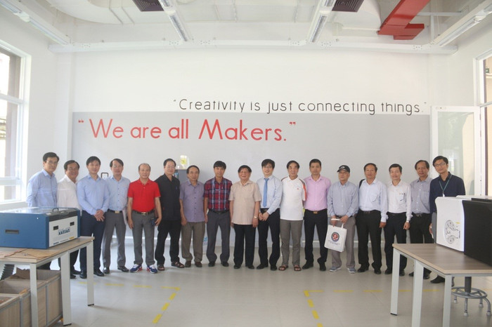 Đoàn chụp ảnh lưu niệm tại Phòng thí nghiệm Fablab EIU Đoàn chụp ảnh lưu niệm tại Phòng thí nghiệm Fablab EIU