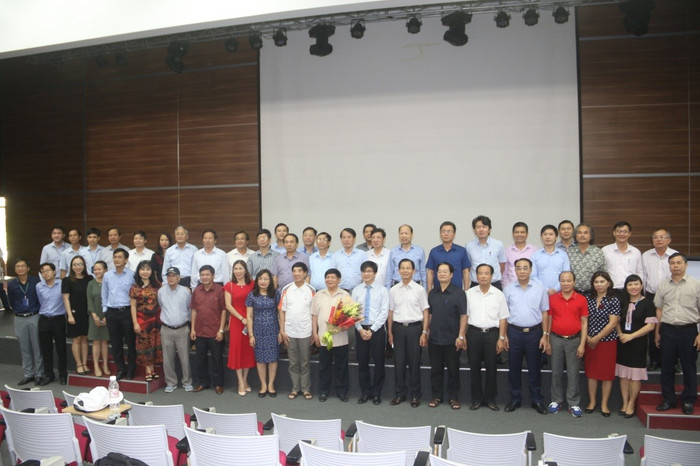 Đoàn công tác Hiệp hội chụp ảnh lưu niệm cùng Ban giám Hiệu và Lãnh đạo đơn vị Trường Đại học Quốc tế Miền Đông Đoàn công tác Hiệp hội chụp ảnh lưu niệm cùng Ban giám Hiệu và Lãnh đạo đơn vị Trường Đại học Quốc tế Miền Đông