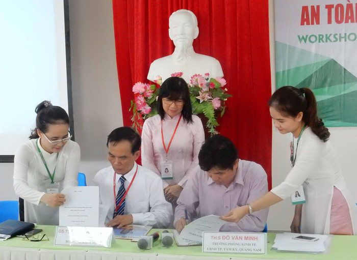 Lễ ký kết thỏa thuận hợp tác chuyển giao công nghệ nâng cao chất lượng nước mắm cổ truyền” đang được sản xuất tại xã Tam Thanh giữa Đại học Đông Á và UBNDTP Tam Kỳ (Quảng Nam). Ảnh: Hoàng Tuấn Lễ ký kết thỏa thuận hợp tác chuyển giao công nghệ nâng cao chất lượng nước mắm cổ truyền” đang được sản xuất tại xã Tam Thanh giữa Đại học Đông Á và UBNDTP Tam Kỳ (Quảng Nam). Ảnh: Hoàng Tuấn