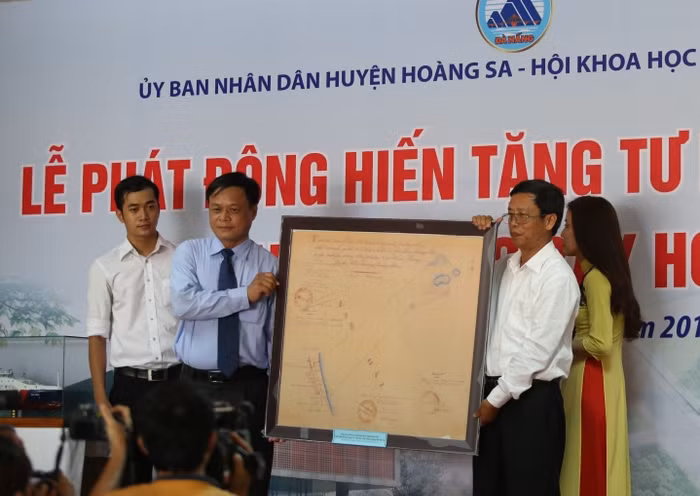 Tiếp nhận tư liệu, hiện vật cho Nhà trưng bày Hoàng Sa. Ảnh: H.T