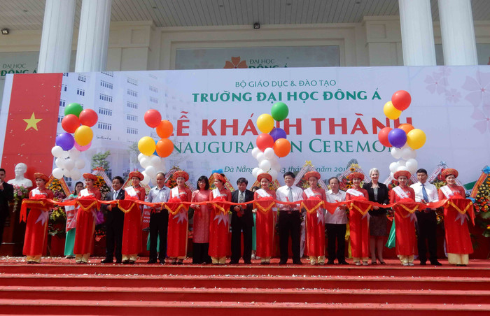 Các đại biểu cắt băng khánh thành trường Đại học Đông Á vào sáng 23/7. Ảnh: Hoàng Tuấn Các đại biểu cắt băng khánh thành trường Đại học Đông Á vào sáng 23/7. Ảnh: Hoàng Tuấn