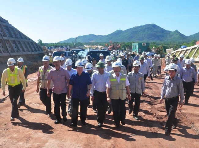 Phó Thủ tướng Trịnh Đình Dũng kiểm tra tiến độ tuyến cao tốc Đà Nẵng - Quảng Ngãi vào sáng 15/7. Ảnh: Hoàng Tuấn Phó Thủ tướng Trịnh Đình Dũng kiểm tra tiến độ tuyến cao tốc Đà Nẵng - Quảng Ngãi vào sáng 15/7. Ảnh: Hoàng Tuấn