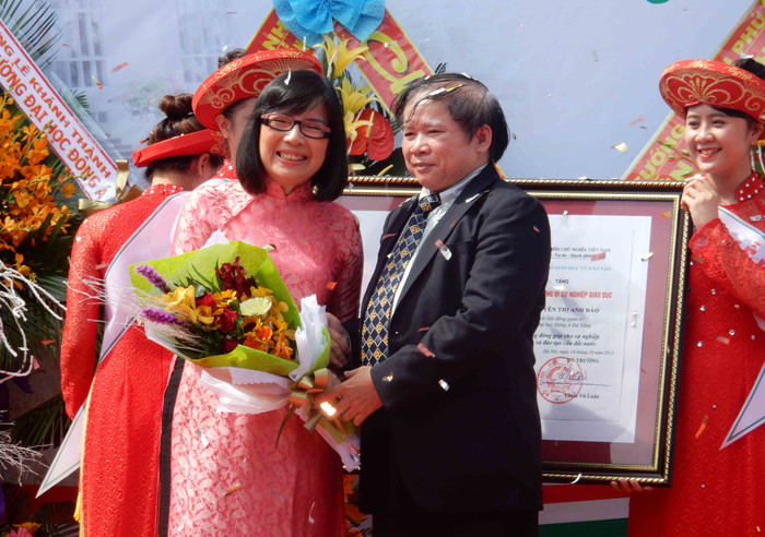 GS.TSKH Bùi Văn Ga – Thứ trưởng Bộ GD&ĐT trao tặng Kỷ niệm chương vì sự nghiệp giáo dục cho TS. Nguyễn Thị Anh Đào - Chủ tịch HĐQT trường ĐH Đông Á. Ảnh: Hoàng Tuấn GS.TSKH Bùi Văn Ga – Thứ trưởng Bộ GD&ĐT trao tặng Kỷ niệm chương vì sự nghiệp giáo dục cho TS. Nguyễn Thị Anh Đào - Chủ tịch HĐQT trường ĐH Đông Á. Ảnh: Hoàng Tuấn