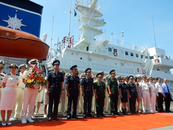 Đại diện các cơ quan ban ngành giữa hai nước chụp ảnh lưu niệm bên tàu. Ảnh: Hoàng Tuấn