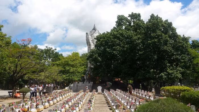 “Cây bồ đề thiêng” phủ bóng mát che chở tượng đài tại Nghĩa trang liệt sĩ Trường Sơn. Ảnh: Hoàng Tuấn