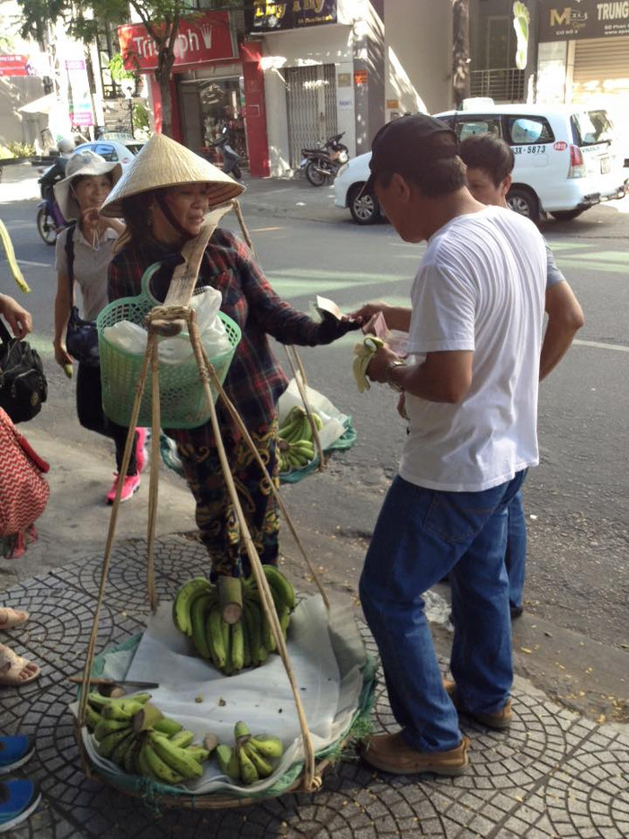 Một nhóm khách du lịch Trung Quốc vừa bẻ chuối vừa ăn rồi ném vỏ chuối vào giỏ của người bán chuối hàng rong bị nhạc sĩ Nguyễn Duy Khoái ghi lại. Ảnh: Nhạc sĩ Nguyễn Duy Khoái Một nhóm khách du lịch Trung Quốc vừa bẻ chuối vừa ăn rồi ném vỏ chuối vào giỏ của người bán chuối hàng rong bị nhạc sĩ Nguyễn Duy Khoái ghi lại. Ảnh: Nhạc sĩ Nguyễn Duy Khoái