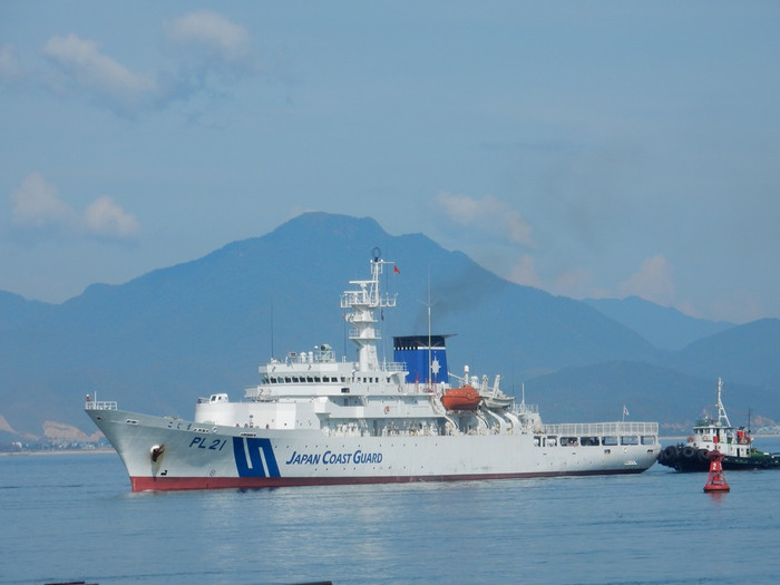 Tàu huấn luyện Kojima của Lực lượng bảo vệ bờ biển Nhật Bản vào vịnh Đà Nẵng, chuẩn bị cập cảng Tiên Sa. Ảnh: Hoàng Tuấn