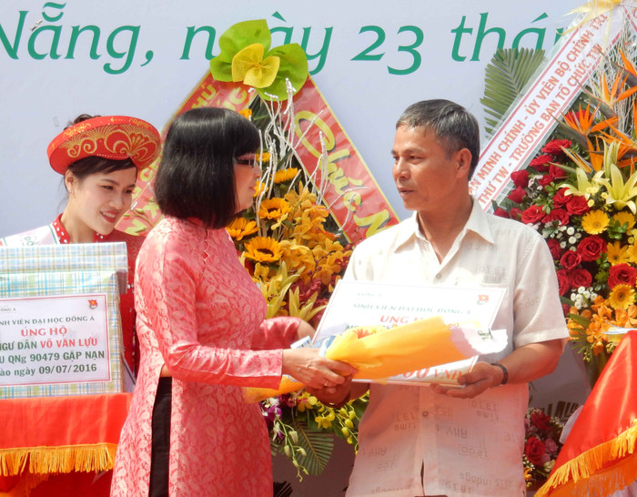 TS. Nguyễn Thị Anh Đào trao 30 triệu đồng hỗ trợ ngư dân Võ Văn Lựu – chủ tàu QNg 90479 bị tàu Trung Quốc đâm chìm trên biển vào ngày 9/7/2016. Ảnh: Hoàng Tuấn TS. Nguyễn Thị Anh Đào trao 30 triệu đồng hỗ trợ ngư dân Võ Văn Lựu – chủ tàu QNg 90479 bị tàu Trung Quốc đâm chìm trên biển vào ngày 9/7/2016. Ảnh: Hoàng Tuấn