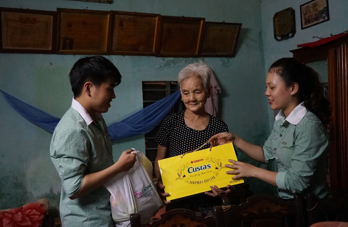 Đoàn Thanh niên ĐH Đông Á đến thăm, dọn dẹp nhà cửa, tặng quà và kiểm tra huyết áp – tim mạch cho các mẹ liệt sĩ hải chiến Trường Sa hiện đang sinh sống trên địa bàn Hòa Cường, Đà Nẵng. Ảnh: Hoàng Tuấn Đoàn Thanh niên ĐH Đông Á đến thăm, dọn dẹp nhà cửa, tặng quà và kiểm tra huyết áp – tim mạch cho các mẹ liệt sĩ hải chiến Trường Sa hiện đang sinh sống trên địa bàn Hòa Cường, Đà Nẵng. Ảnh: Hoàng Tuấn