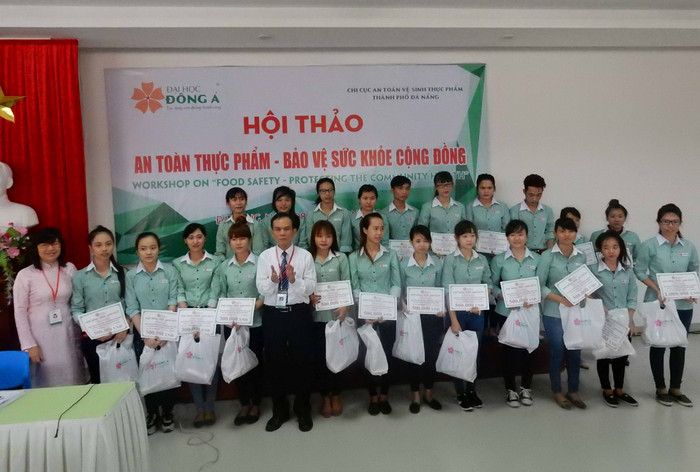 Đại học Đông Á quyết định dành 23 phần quà, hỗ trợ gia đình 23 sinh viên quê ở các tỉnh Hà Tĩnh, Quảng Bình và Quảng Trị, hiện gặp rất nhiều khó khăn trong mưu sinh. Đây là những gia cảnh chịu ảnh hưởng trực tiếp của sự cố ô nhiễm môi trường biển. Ảnh: Hoàng Tuấn Đại học Đông Á quyết định dành 23 phần quà, hỗ trợ gia đình 23 sinh viên quê ở các tỉnh Hà Tĩnh, Quảng Bình và Quảng Trị, hiện gặp rất nhiều khó khăn trong mưu sinh. Đây là những gia cảnh chịu ảnh hưởng trực tiếp của sự cố ô nhiễm môi trường biển. Ảnh: Hoàng Tuấn