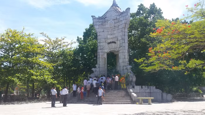 Hàng năm cứ đến tháng 7, dòng người lại đổ về Nghĩa trang liệt sĩ Trường Sơn để thắp hương tưởng nhớ. Ảnh: Hoàng Tuấn