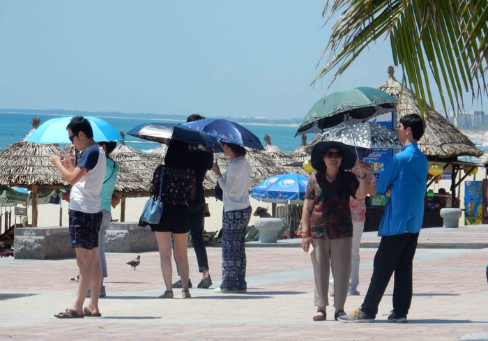 Du khách Trung Quốc tham quan Đà Nẵng. Ảnh: Hoàng Tuấn Du khách Trung Quốc tham quan Đà Nẵng. Ảnh: Hoàng Tuấn