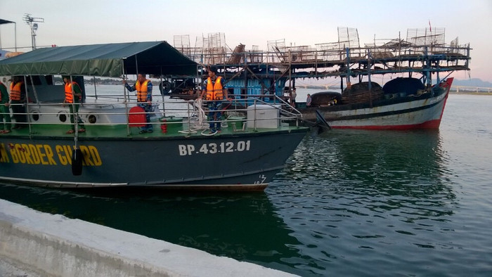 Tàu của lực lượng Biên phòng lai dắt tàu câu mực vào bờ an toàn. Ảnh: H.T Tàu của lực lượng Biên phòng lai dắt tàu câu mực vào bờ an toàn. Ảnh: H.T