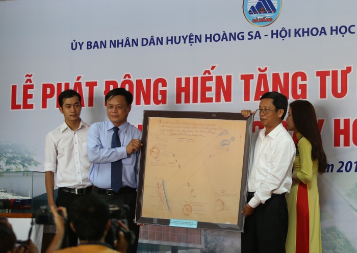 Tiếp nhận tư liệu, hiện vật cho Nhà trưng bày Hoàng Sa. Ảnh: H.T Tiếp nhận tư liệu, hiện vật cho Nhà trưng bày Hoàng Sa. Ảnh: H.T