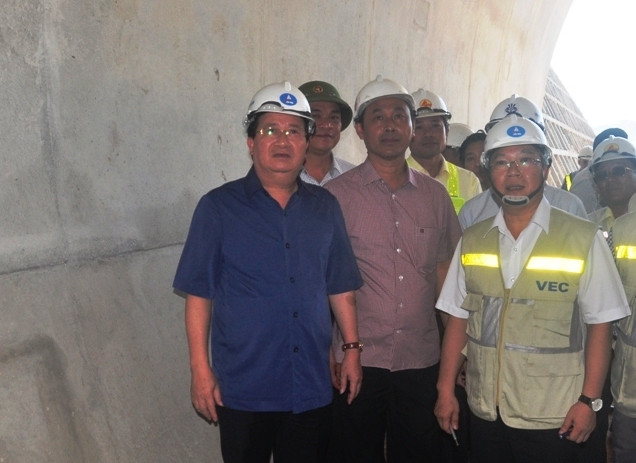 Chủ đầu tư tuyến cao tốc Đà Nẵng - Quảng Ngãi đang báo cáo tiến độ công trình cho Phó Thủ tướng Trịnh Đình Dũng vào sáng 15/7. Ảnh: Hoàng Tuấn Chủ đầu tư tuyến cao tốc Đà Nẵng - Quảng Ngãi đang báo cáo tiến độ công trình cho Phó Thủ tướng Trịnh Đình Dũng vào sáng 15/7. Ảnh: Hoàng Tuấn