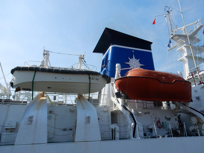 Xuồng cao tốc hai bên thân tàu. Ảnh: Hoàng Tuấn