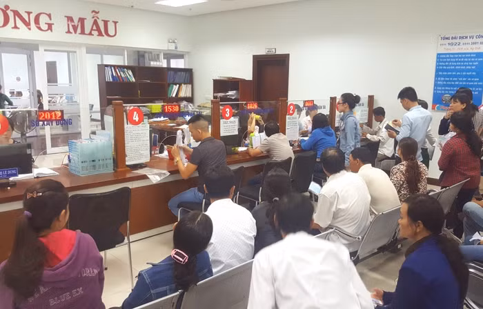 Người dân sẽ không phải ngồi chờ mà chỉ cần ở nhà nhắn tin hoặc điện thoại để được hẹn giờ thực hiện thủ tục hành chính tại cơ quan, đơn vị. Ảnh: Hoàng Tuấn