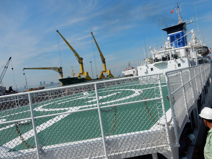 Phía sau tàu Kojima có sân đỗ trực thăng. Ảnh: Hoàng Tuấn